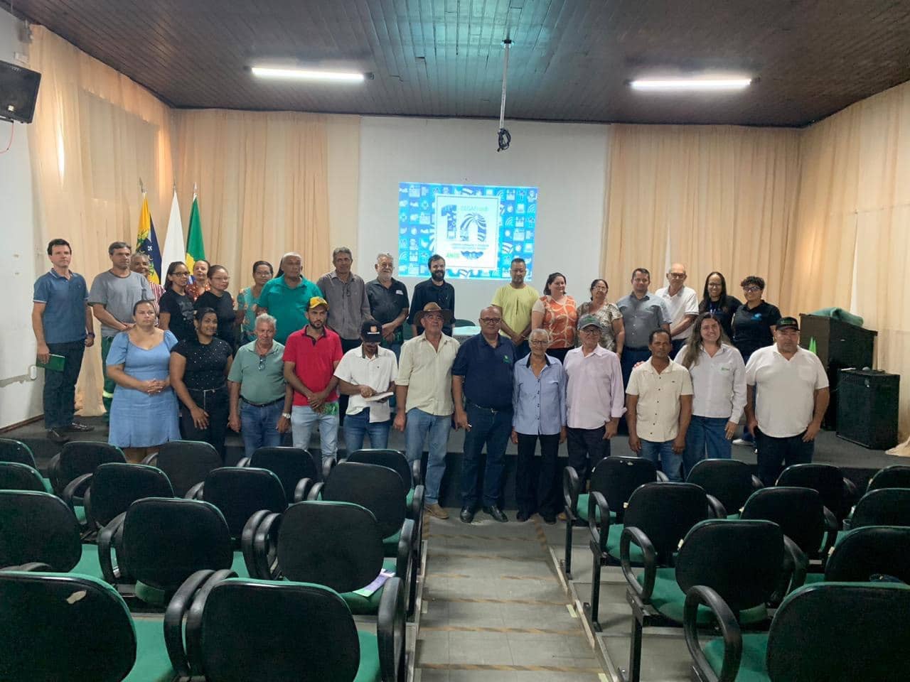 equipe do cegafi e da capul reunidas em sala de reunião