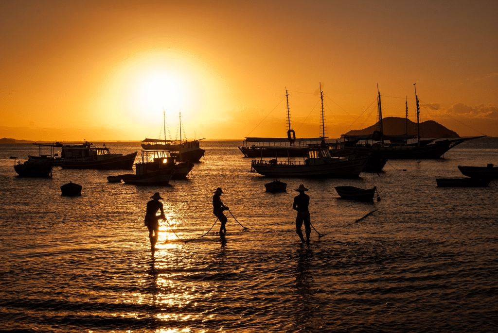 homens pescando pôr do sol