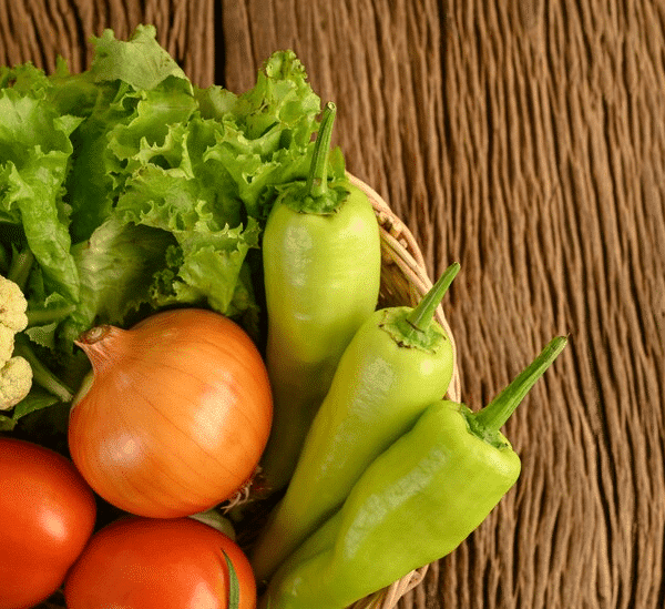 verduras diversas em fundo de madeira