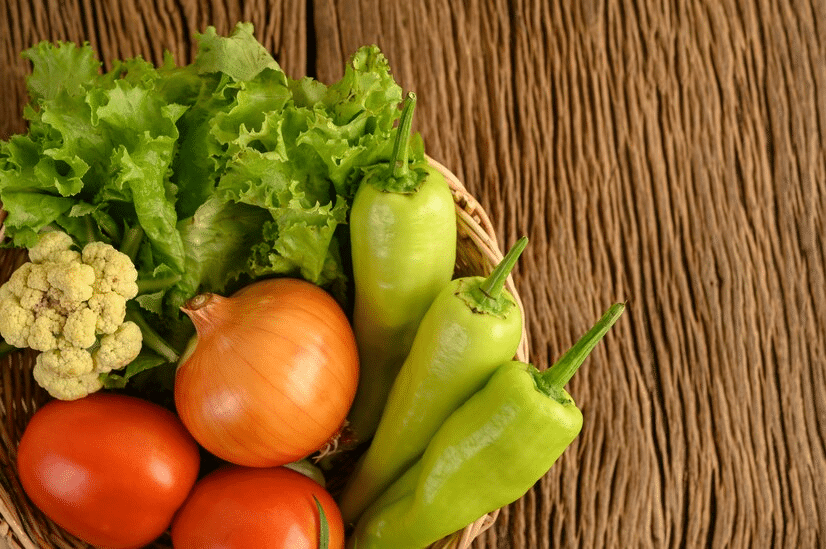 verduras diversas em fundo de madeira